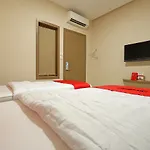 Reddoorz Plus Near Java Mall Semarang